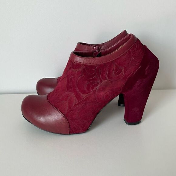 John Fluevog Red Booties Size 7 Burgundy Embossed Suede Velvet Heels Balthazar - Picture 6 of 14